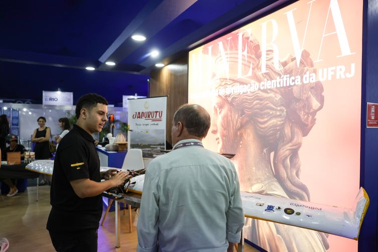 Estudante apresenta trabalho na ExpoT&C, maior feira científica da América Latina na Universidade Federal Fluminense, em Niterói (RJ).