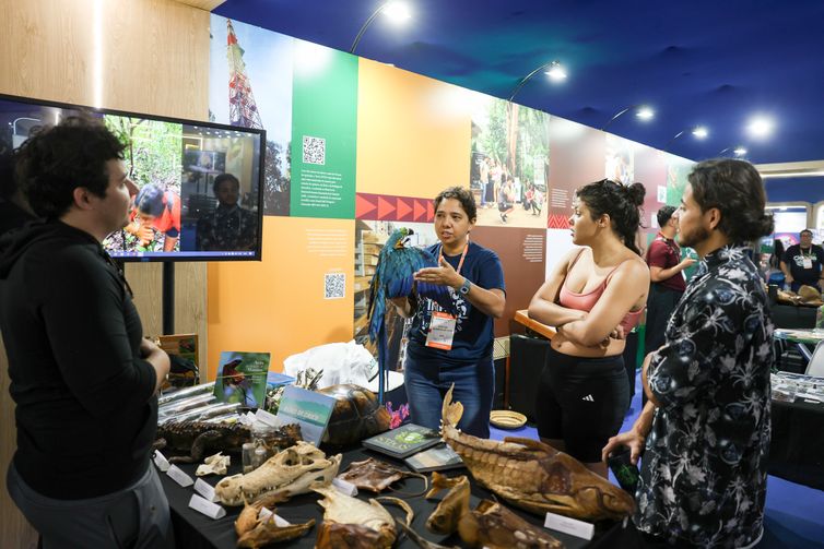Estande institucional recebe visitantes durante a feira científica na Universidade Federal Fluminense.