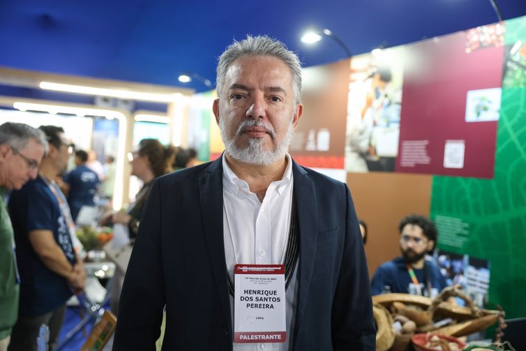 Diretor do Instituto Nacional de Pesquisas da Amazônia na ExpoT&C em Niterói (RJ).