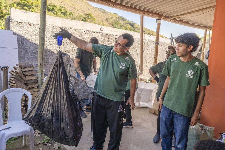 Cozinha das Caranguejeiras, em Magé (RJ), transforma a ubarana em renda para as mulheres da comunidade. Pescadores e catadores retiraram resíduos do Rio Suruí com a Operação LimpaOca. Foto: Rodrigo Campanário/Divulgação