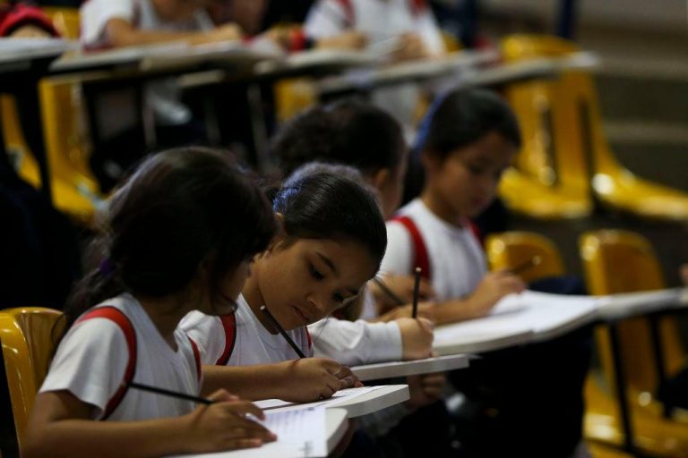 Estudantes em sala de aula
