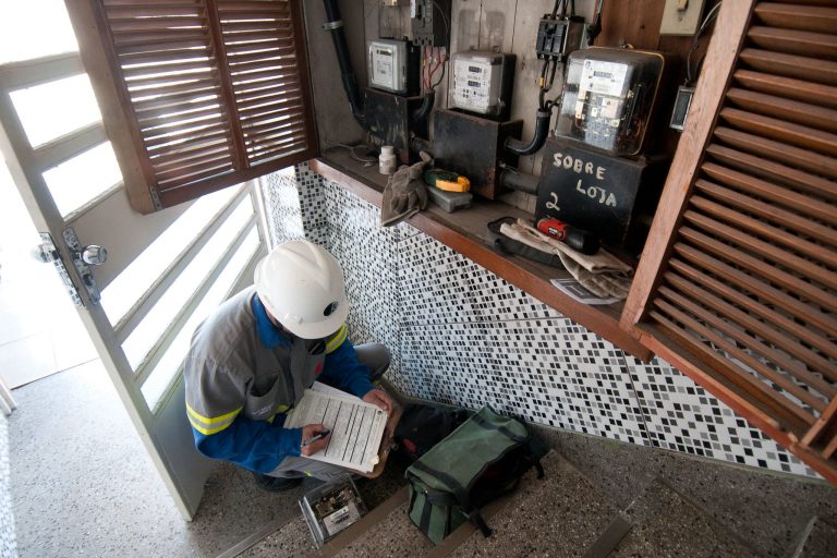 Energia - elétrica - conta de luz fiscalização gatos desvios energia irregularidades