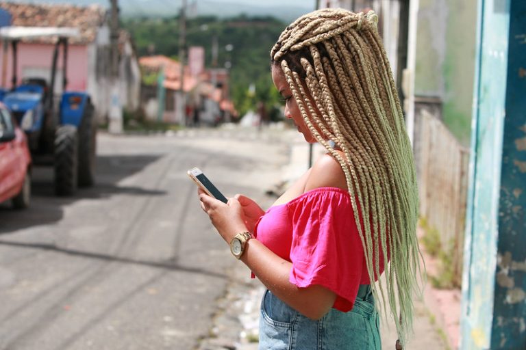 Estudante utilizando celular conectado à internet