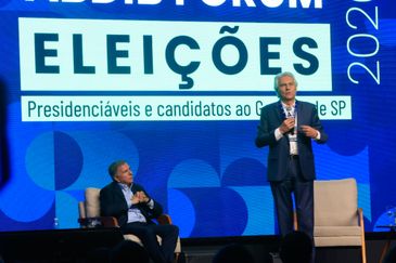 Ronaldo Caiado participa do fórum da Abdib em São Paulo.