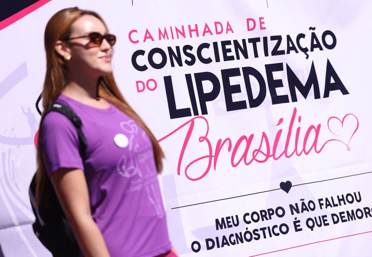 Participantes de caminhada voltada à conscientização sobre o lipedema em mobilização nacional.