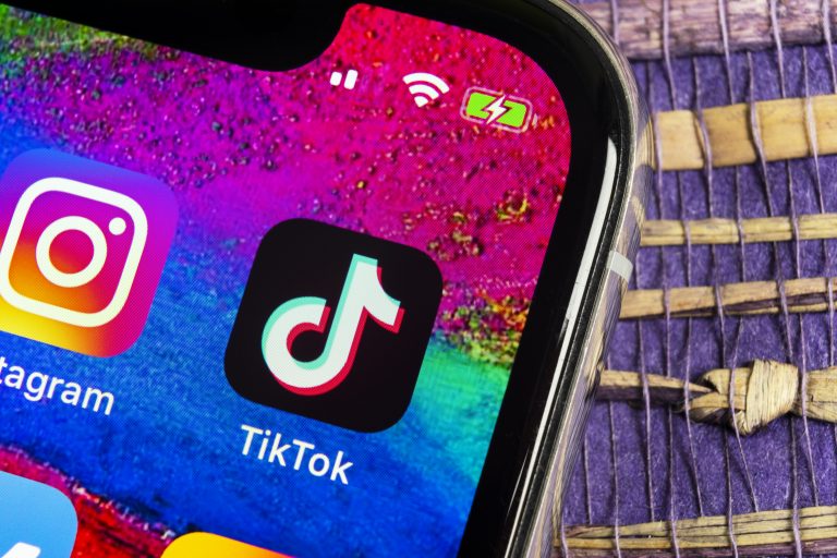 Celular exibindo aplicativos de redes sociais