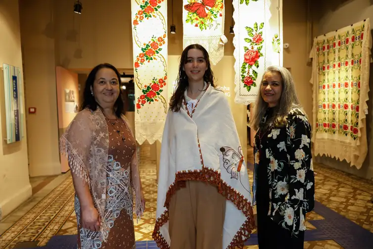 As artesãs Maria Aparecida das Graças Oliveira, Monique Sthefany Rodrigues Sobrinho e Ilma Gonçalves de Oliveira na mostra.