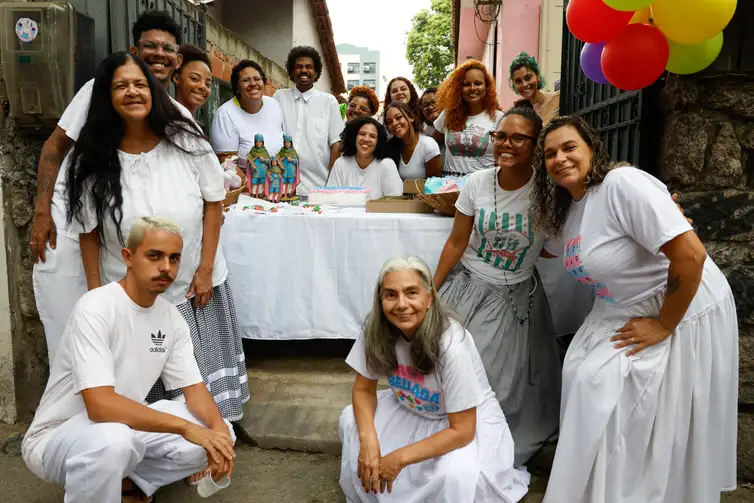 A Mãe de Santo Ana Carolina Oliveira com seus filhos na distribuição de doces no Terreiro de Umbanda São Cosme e São Damião, em Vila Isabel.