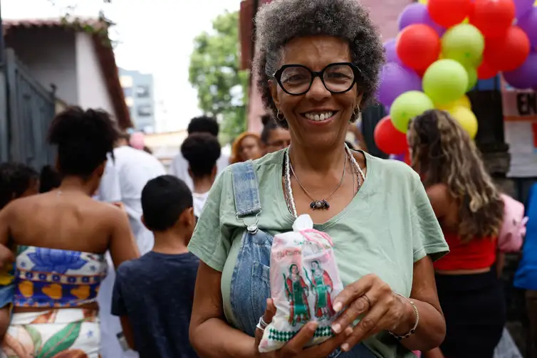 A massoterapeuta Vânia Victorio Gonçalves da Silva durante as comemorações no terreiro em Vila Isabel.