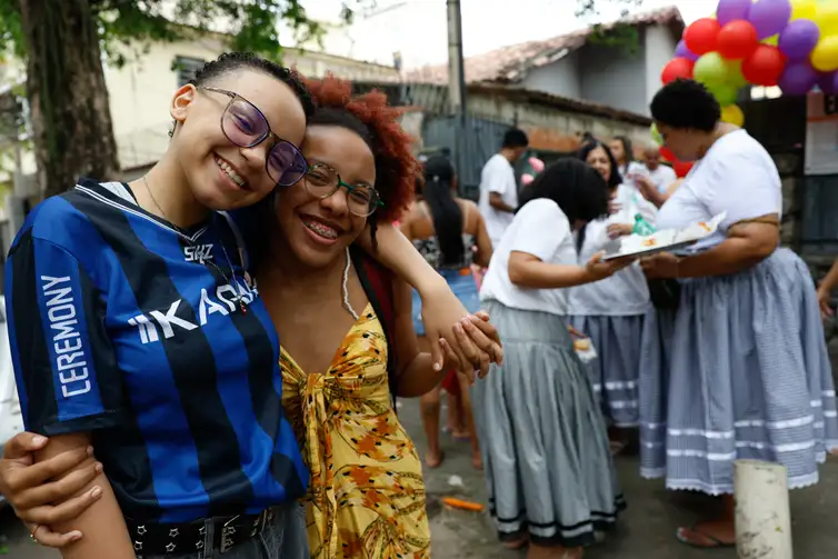 As jovens Mirelle da Silva e Natasha participam das festividades no Rio de Janeiro.