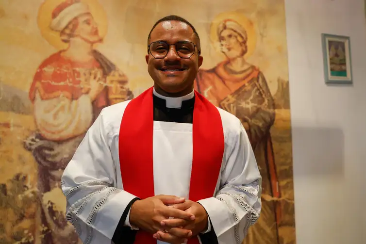 Padre Luiz Gustavo Menezes do Nascimento celebra a data na Paróquia de São Cosme e São Damião, no Andaraí.