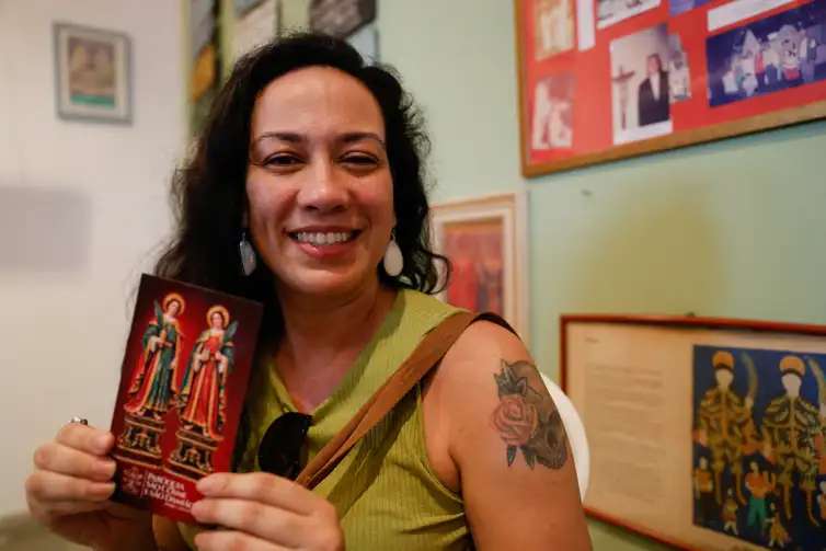Caroline Pinho de Araújo celebra o Dia de Cosme e Damião na Paróquia de São Cosme e São Damião, no Andaraí, Rio de Janeiro.