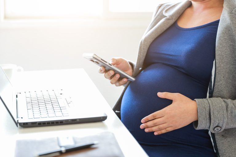 Mulher gestante trabalhando em ambiente de estudo e trabalho remoto
