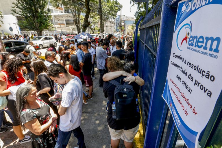 Estudantes e pais na Universidade Paulista no bairro do Paraíso em São Paulo
