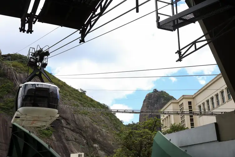 Vista parcial do Bondinho do Pão de Açúcar no bairro da Urca, na Zona Sul do Rio de Janeiro
