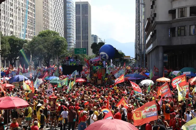 Manifestação em apoio à reeleição do presidente Lula na região da Candelária