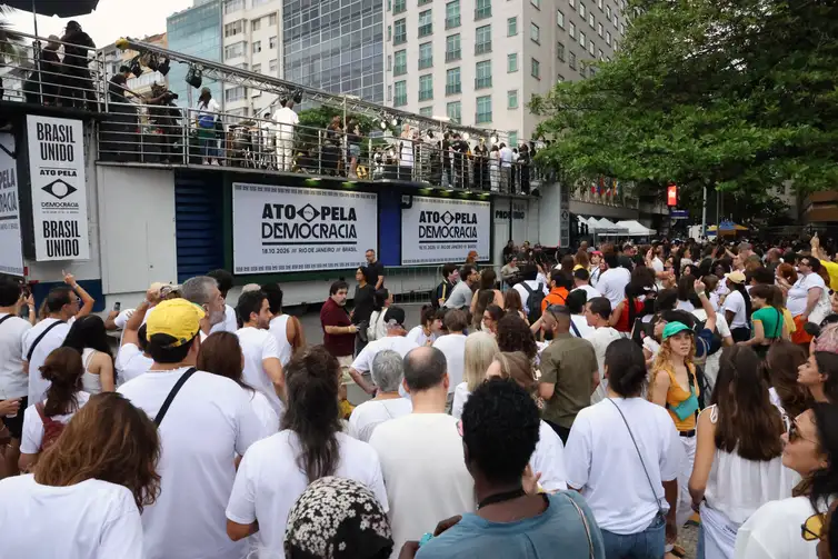 Ato pela Democracia na orla de Copacabana no Rio de Janeiro