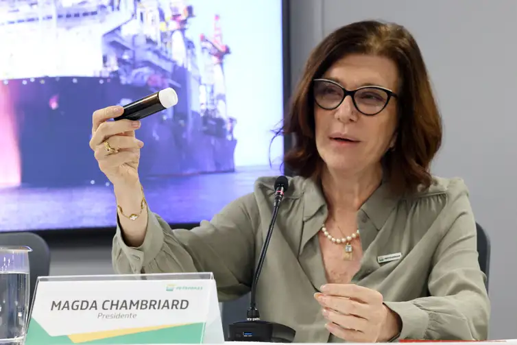 A presidente da Petrobras, Magda Chambriard, exibe amostra do petróleo encontrado na Margem Equatorial.
