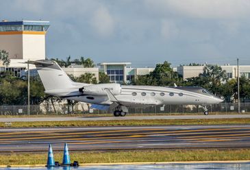 REUTERS/Eva Marie Uzcategui/Proibida reprodução A plane believed to be carrying Brazilian Senator Flavio Bolsonaro lands at Opa Locka Executive Airport near Miami, Florida, US, October 28, 2026. REUTERS/Eva Marie Uzcategui
