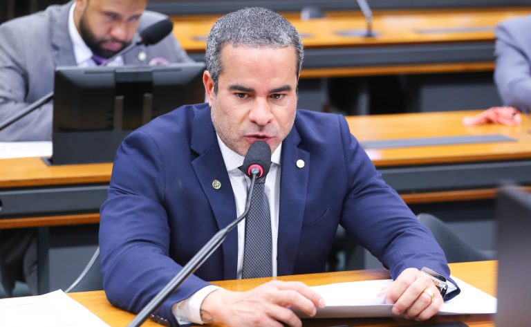 Deputado Fred Linhares em comissão da Câmara dos Deputados