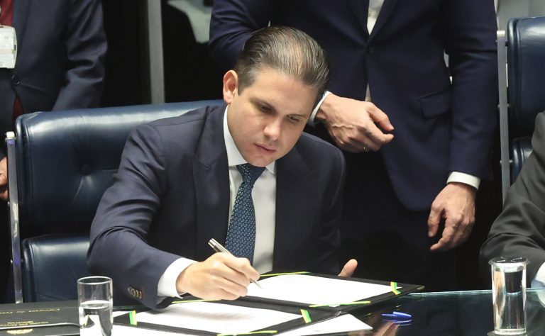 Motta assina PEC da escala 6x1