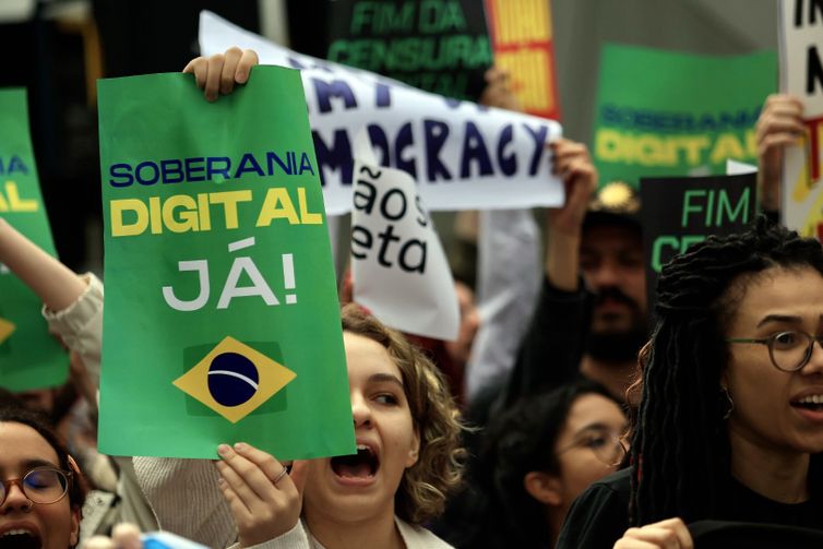 Manifestação em frente à sede da Meta na Avenida Faria Lima, em São Paulo.
