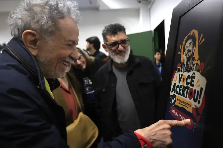 Tom Zé visita exposição em homenagem aos seus 90 anos na Caixa Cultural São Paulo.