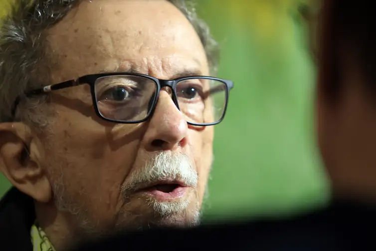 Exposição comemora os 90 anos de Tom Zé na Caixa Cultural São Paulo.