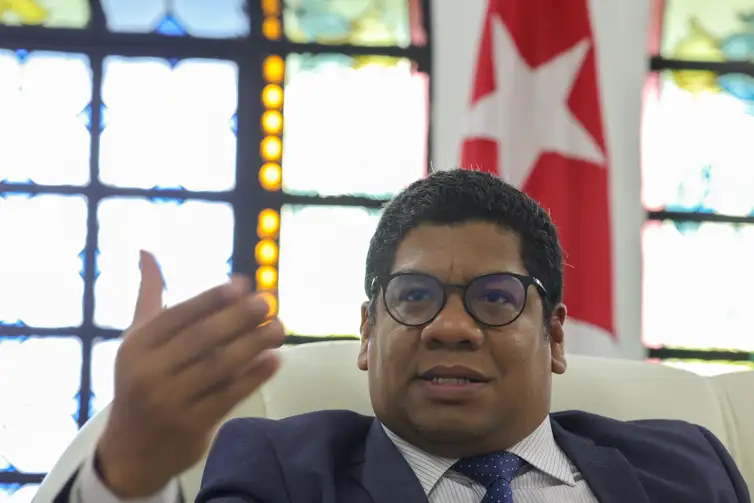 O embaixador de Cuba no Brasil, Victor Manuel Cairo Palomo, durante entrevista.