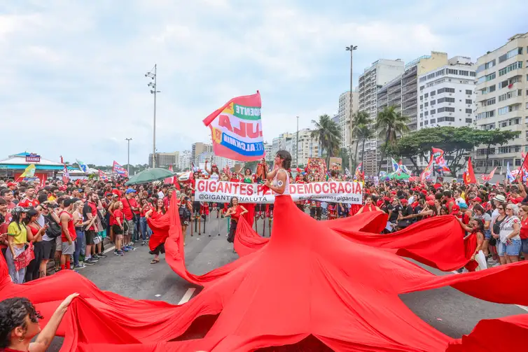 Rio de Janeiro (RJ), 12/10/2026 – Ato em apoio ao presidente Luiz Inácio Lula da Silva, que é candidato à reeleição, reúne apoiadores em Copacabana, na zona sul do Rio de Janeiro.
